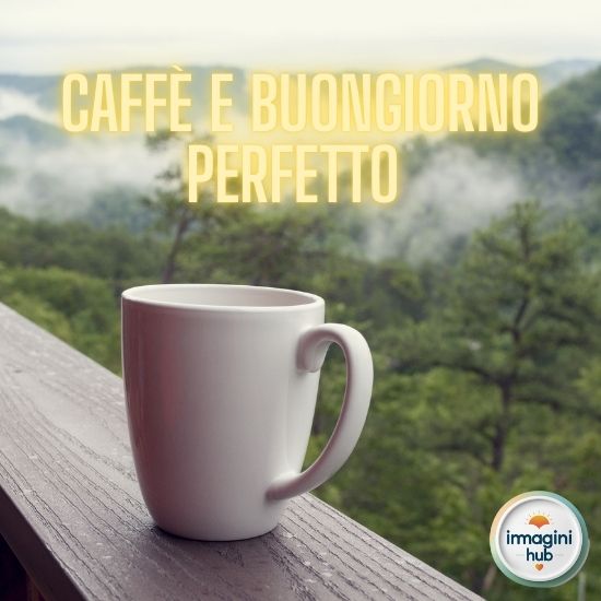 Caffè e dolci serviti in un'accogliente caffetteria, con un'atmosfera calda e invitante.