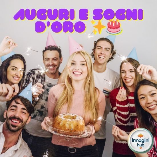 Un gruppo di persone sorridenti che alzano le mani in segno di gioia e celebrazione.
