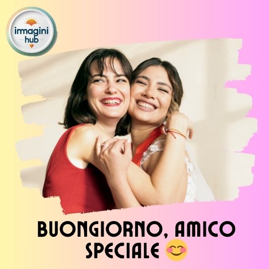 Due donne si abbracciano con la scritta "buongiorno amico speciale" in un'atmosfera calorosa e affettuosa.