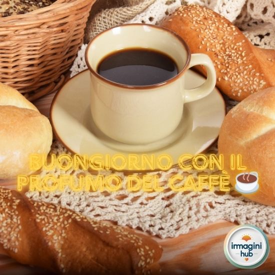 Caffè fumante con una fetta di pane croccante accanto, su un tavolo di legno chiaro.