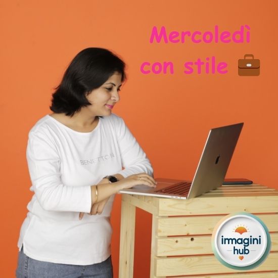 Una donna usa un laptop con la scritta "mercoladi con style" visibile sullo schermo.