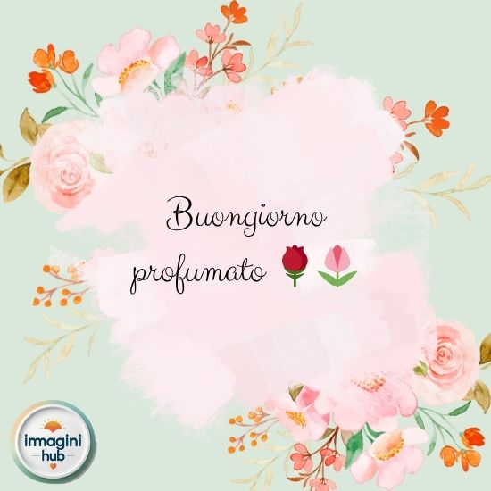 Buongiorno profumato con fiori colorati e un caffè fumante su un tavolo all'aperto.