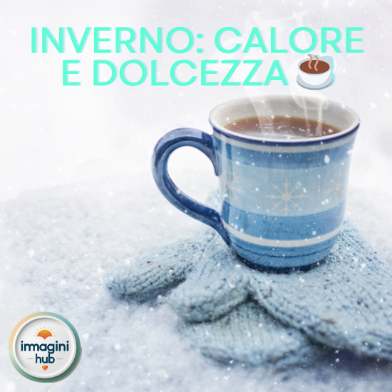 Inverno caldo e dolce, con una coperta avvolgente e una tazza di cioccolata calda su un tavolo di legno.